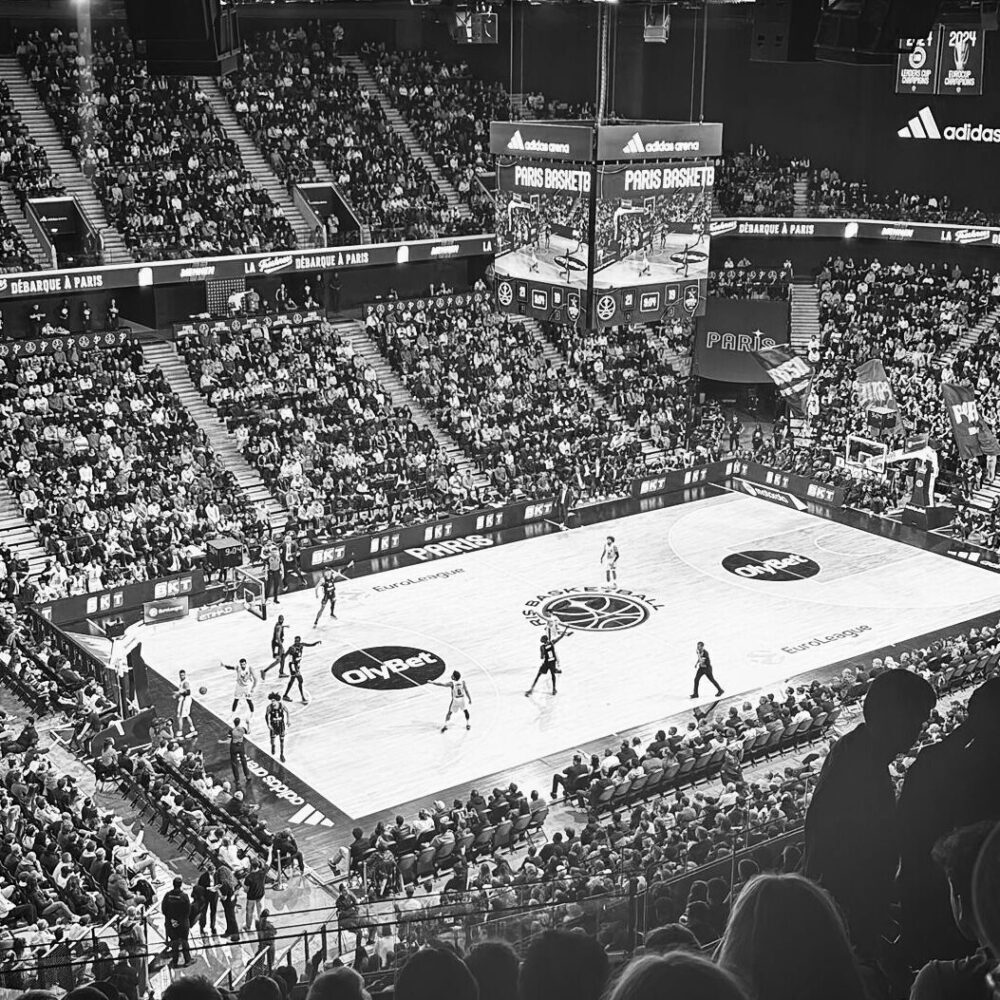 Un match de basket à l'Adidas Arena